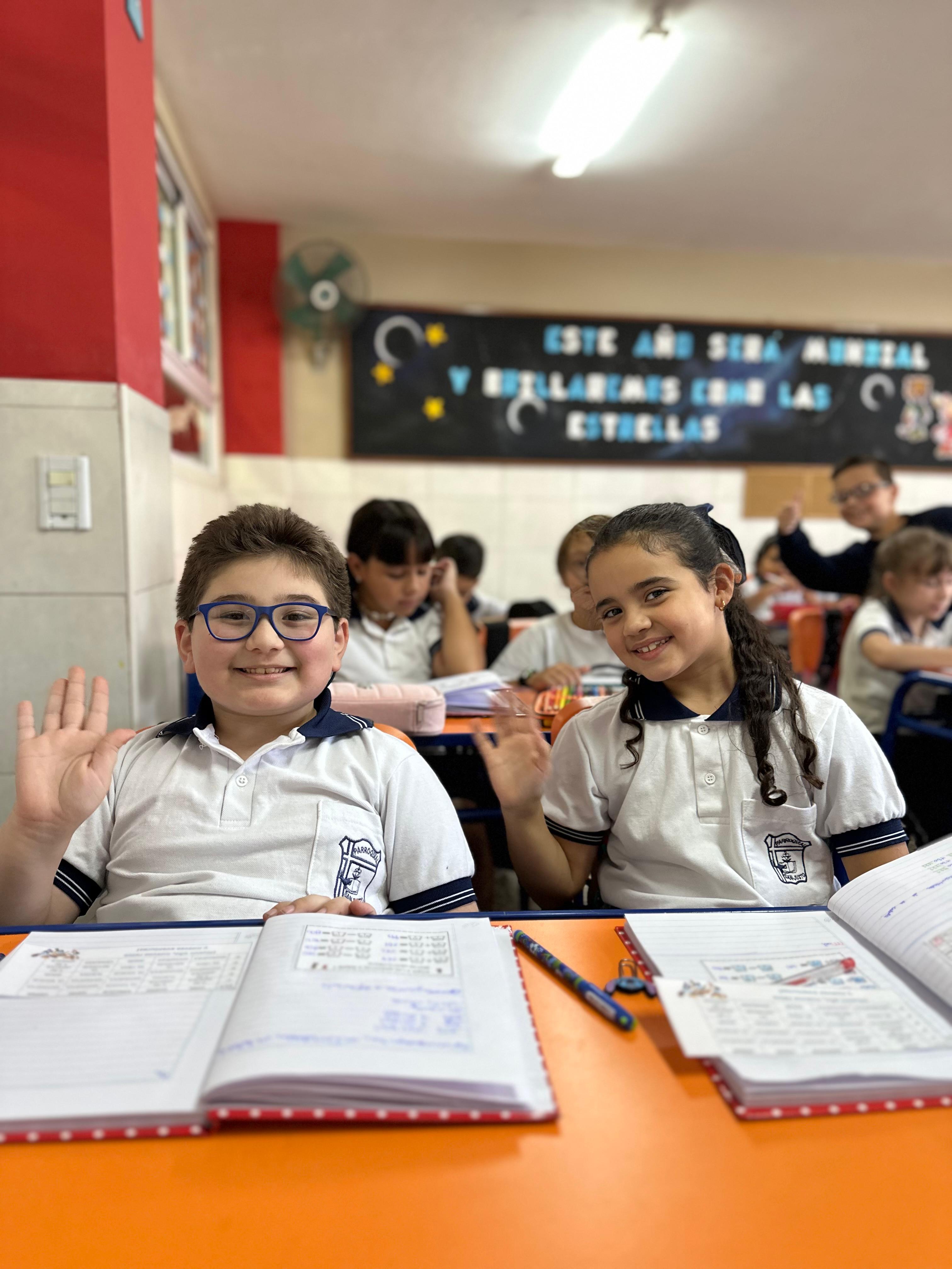 Alumnos saludando.