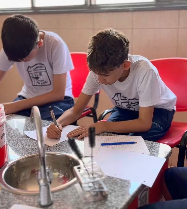 Alumnos creando una lámpara.