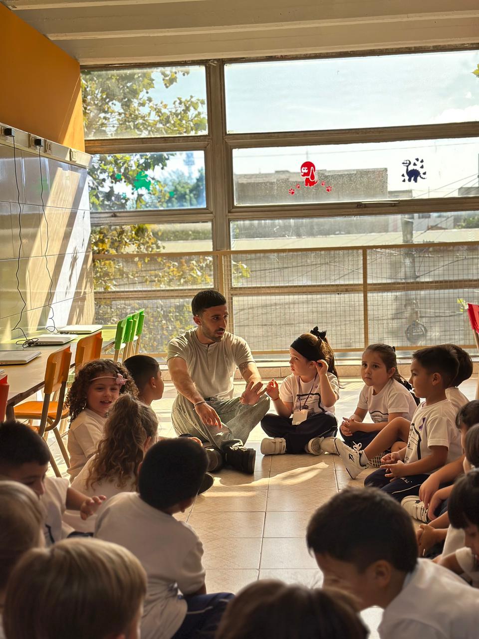 Alumnos jugando al ajedrez